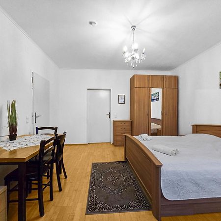 Spacious Three-Bedroom, Three King-Size Beds Vienna Exterior photo