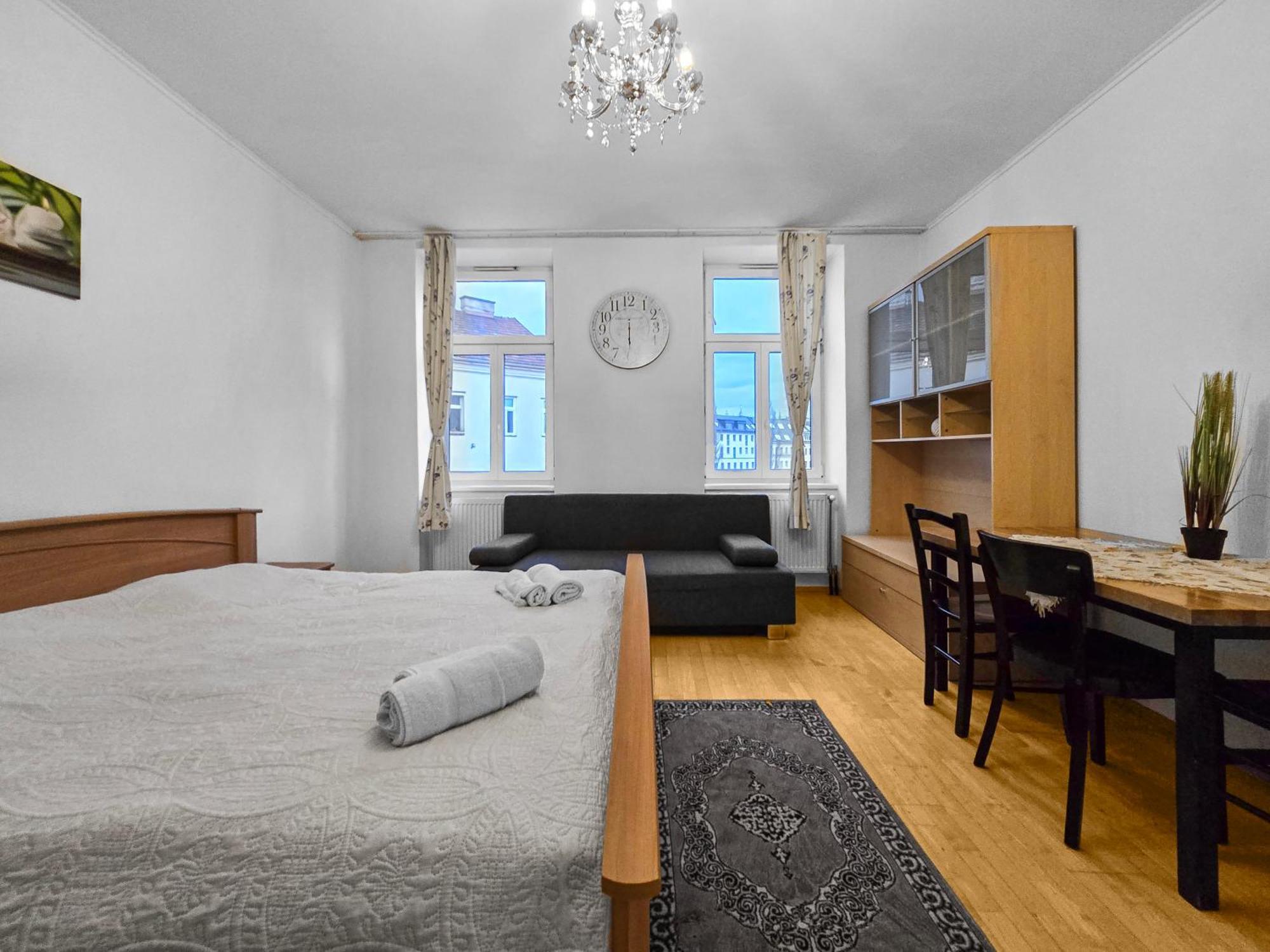 Spacious Three-Bedroom, Three King-Size Beds Vienna Exterior photo